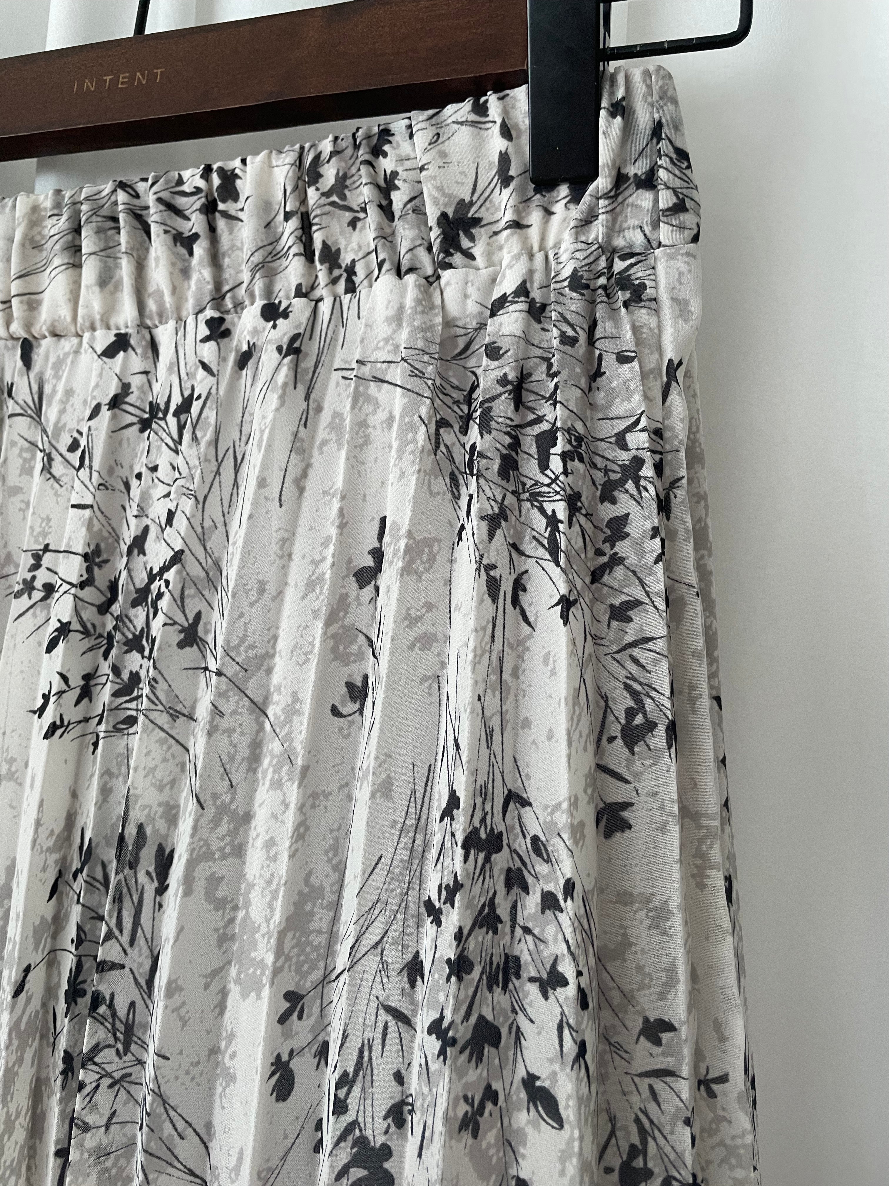 Pleated Garden 輕盈飄飄水影花枝百褶傘裙, Skirt/ SK8623 (White Sold out)