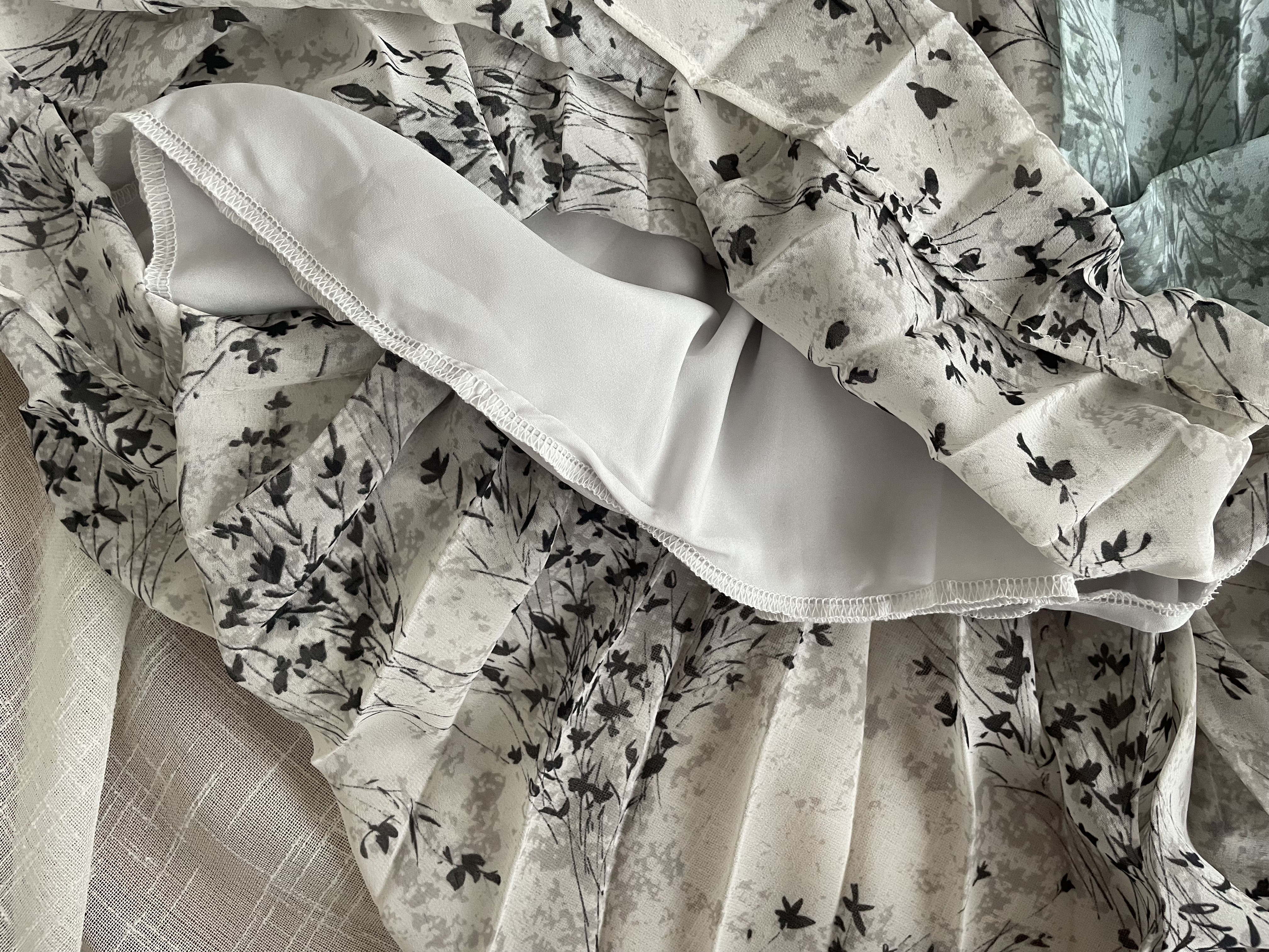 Pleated Garden 輕盈飄飄水影花枝百褶傘裙, Skirt/ SK8623 (White Sold out)