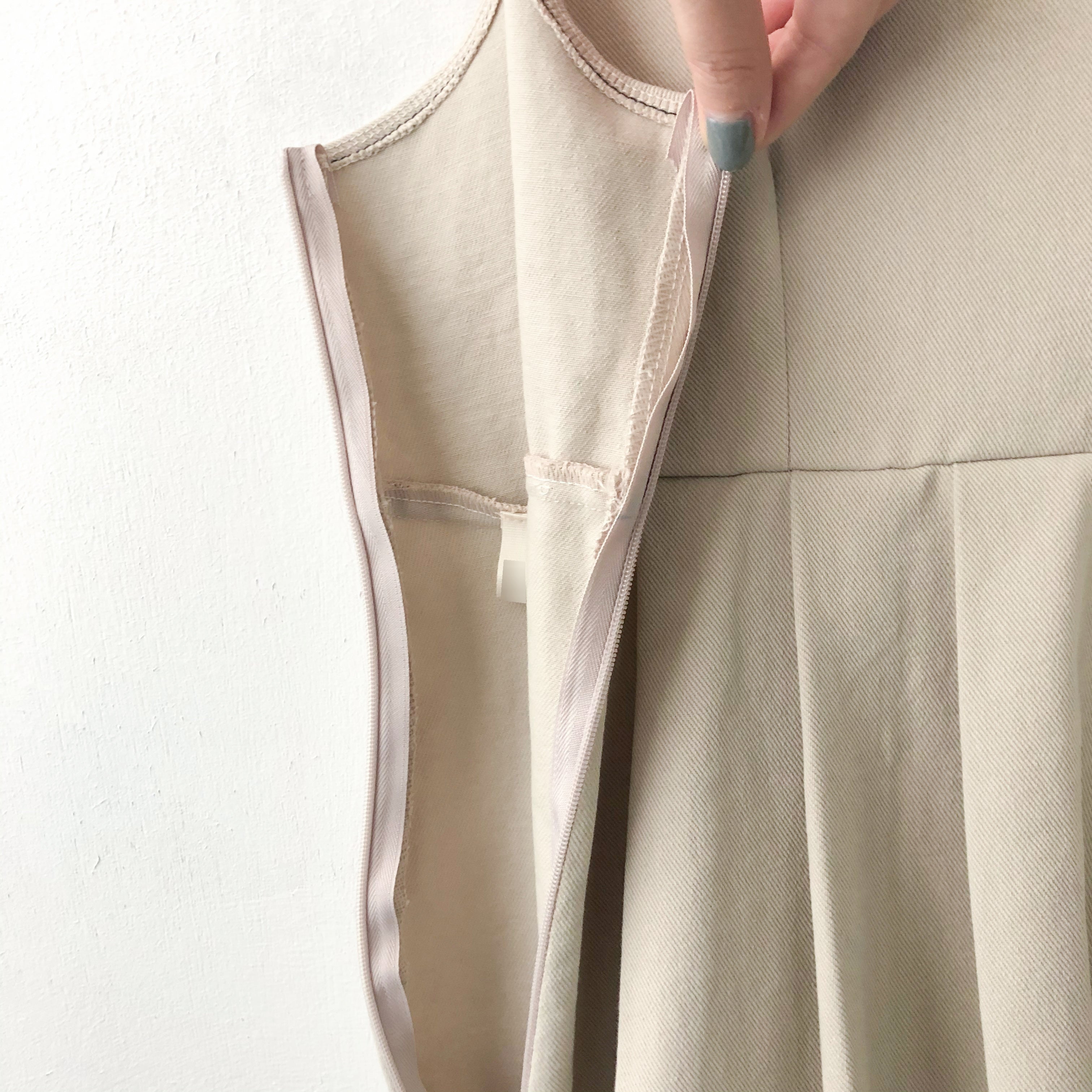 PLEATED VEST 開V領口腰線下百褶背心裙, DRESS/ DS8829