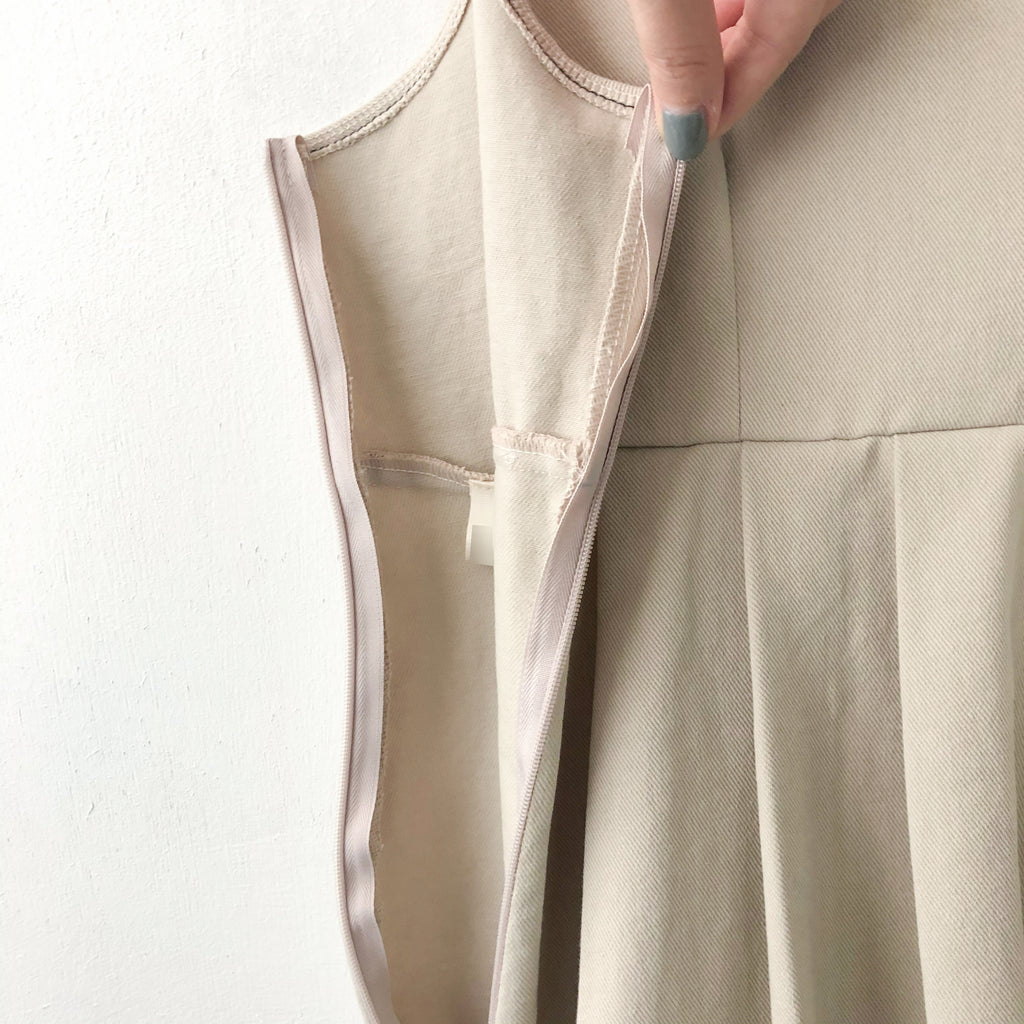PLEATED VEST 開V領口腰線下百褶背心裙, DRESS/ DS8829
