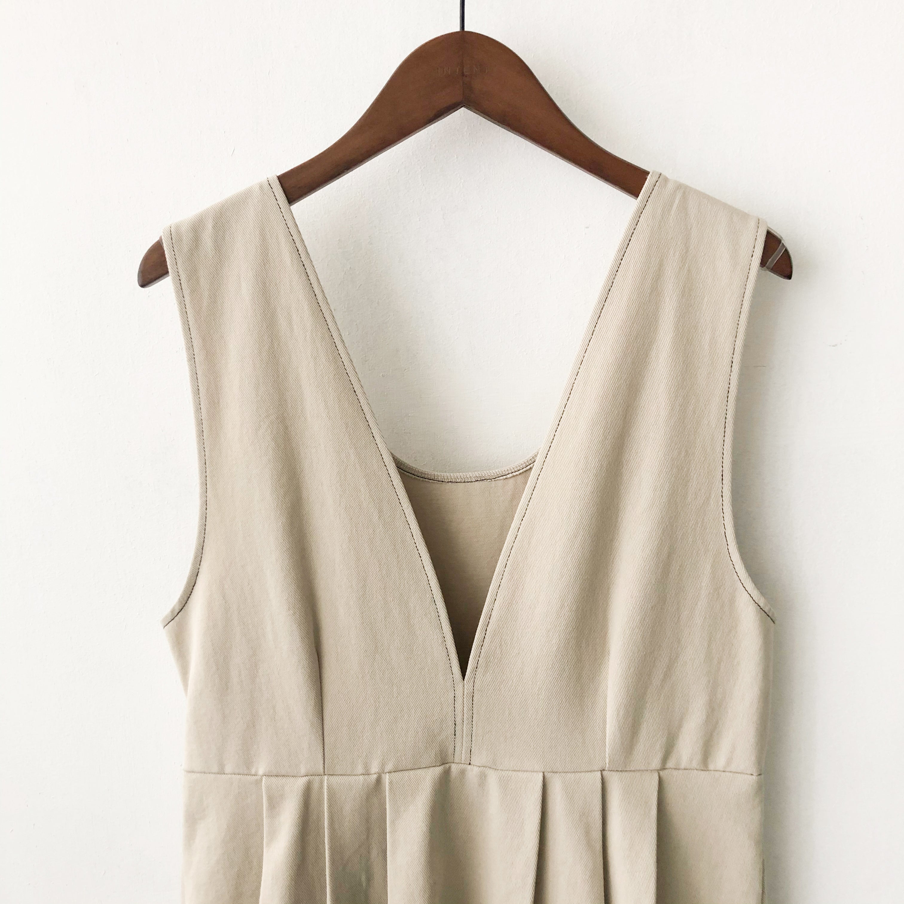 PLEATED VEST 開V領口腰線下百褶背心裙, DRESS/ DS8829