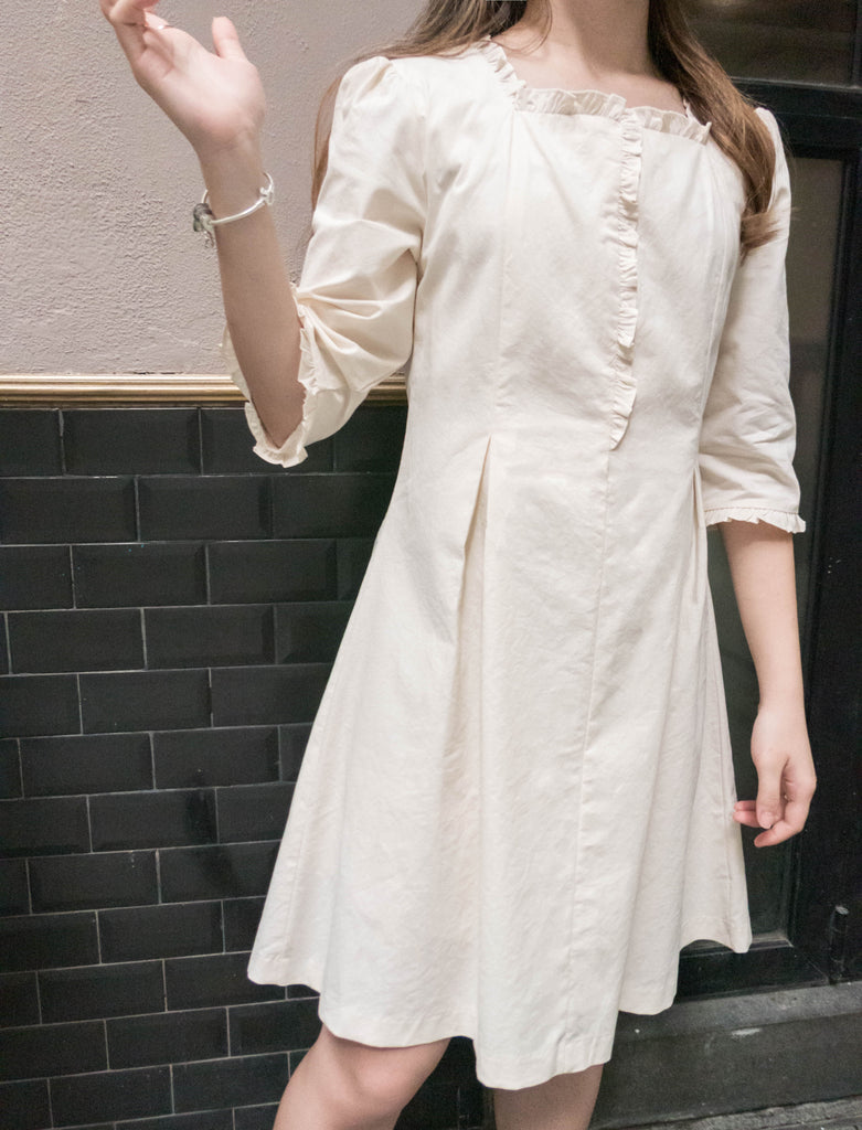 Diana 米白方領Ruffle裝飾車褶舒適修腰, Dress/ DS8912