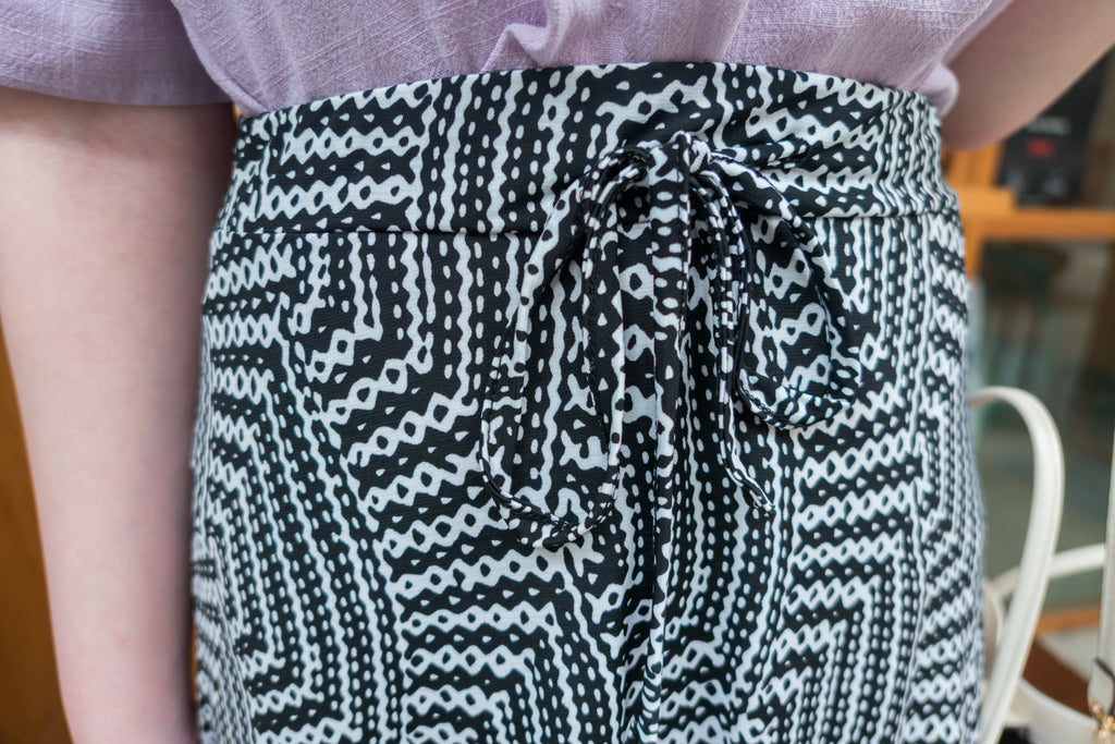 Geometric 黑白幾何花紋垂感彈性, Skirt/ SK8613