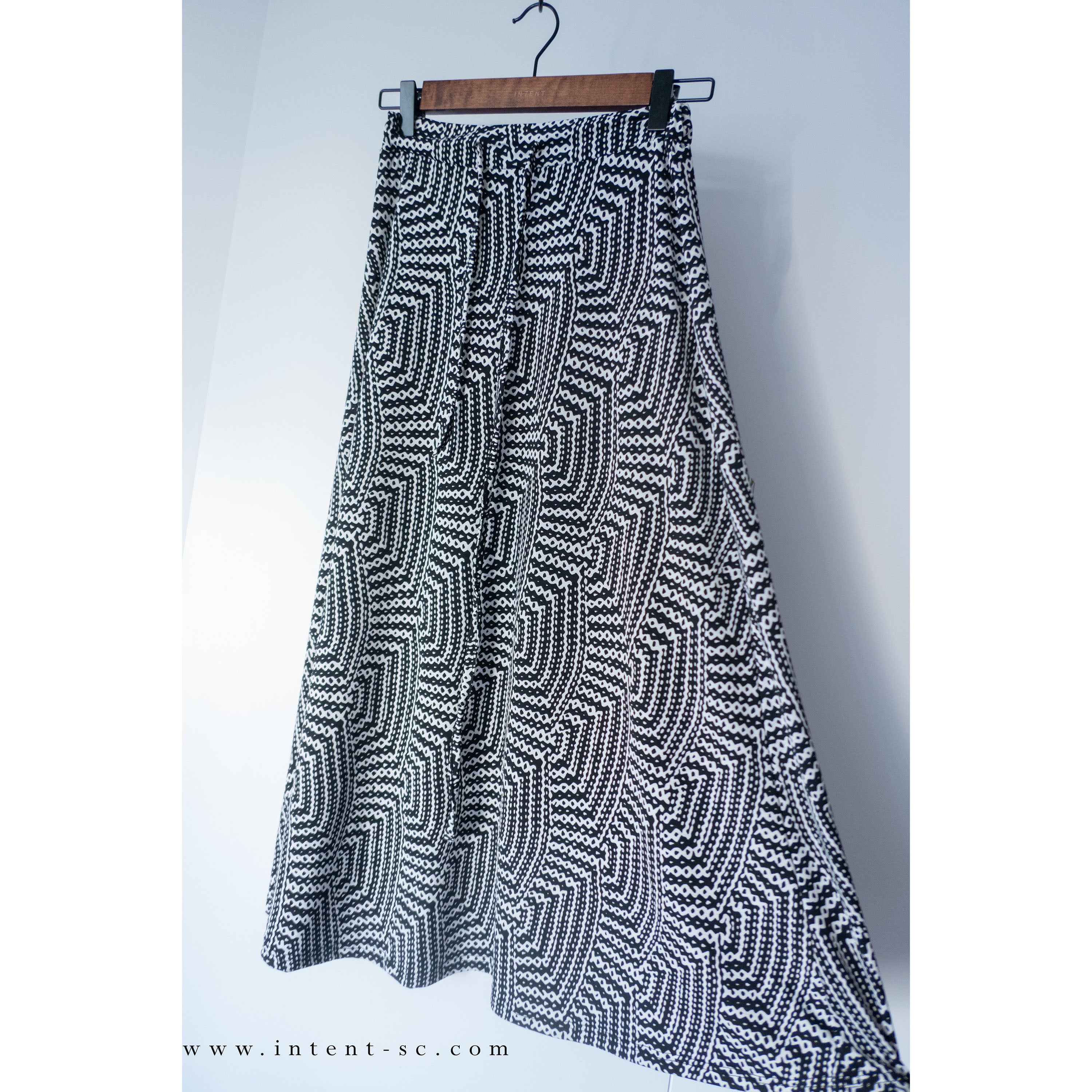 Geometric 黑白幾何花紋垂感彈性, Skirt/ SK8613