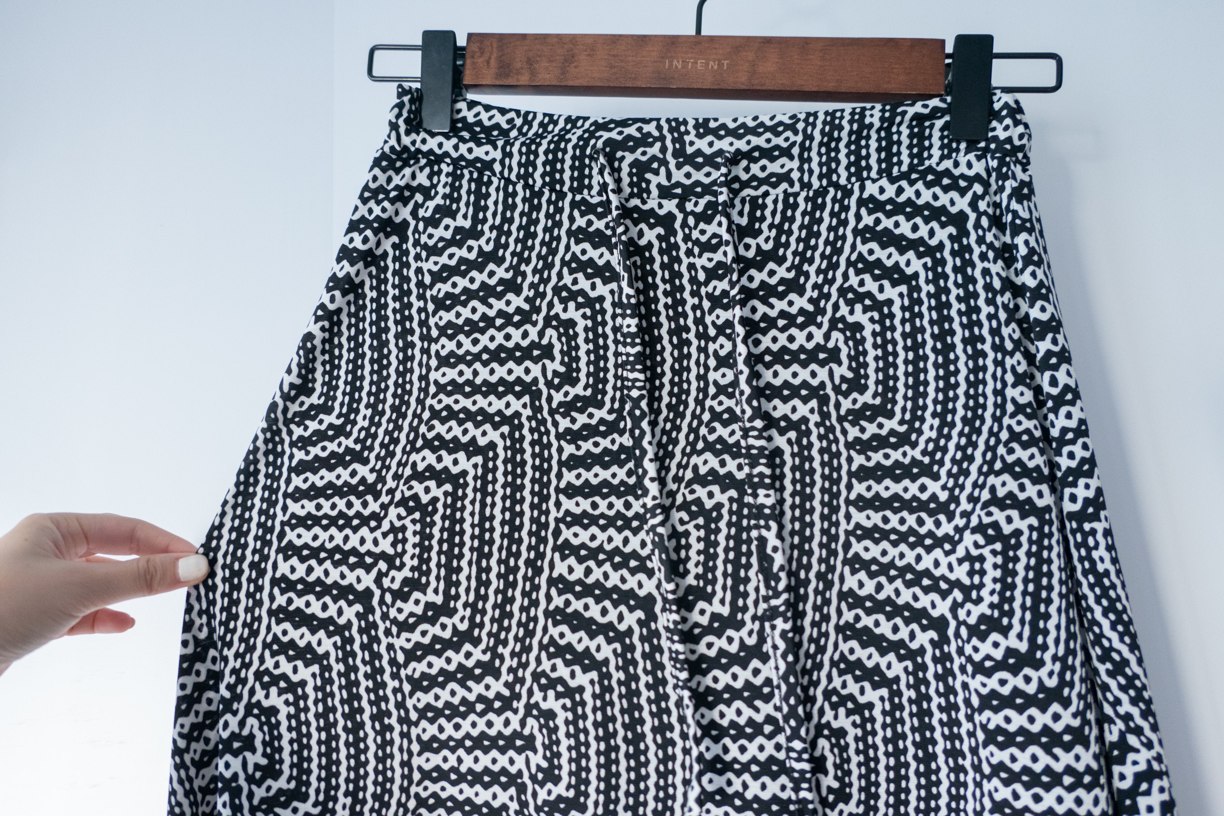Geometric 黑白幾何花紋垂感彈性, Skirt/ SK8613