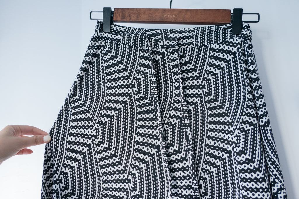 Geometric 黑白幾何花紋垂感彈性, Skirt/ SK8613