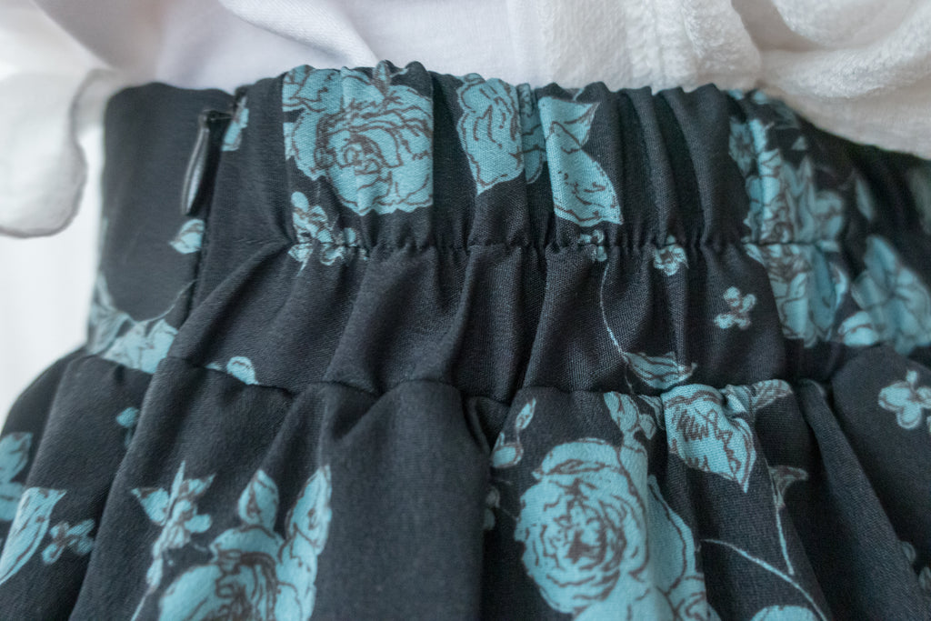 Lisianthus 黑色線條桔梗雙層傘裙(褲裡), Skirt/ SK8629