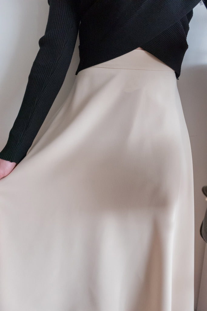 Silk Smooth 四色絲滑質料顯瘦傘形長裙, Skirt/ SK8673 (Ivory/black sold out)