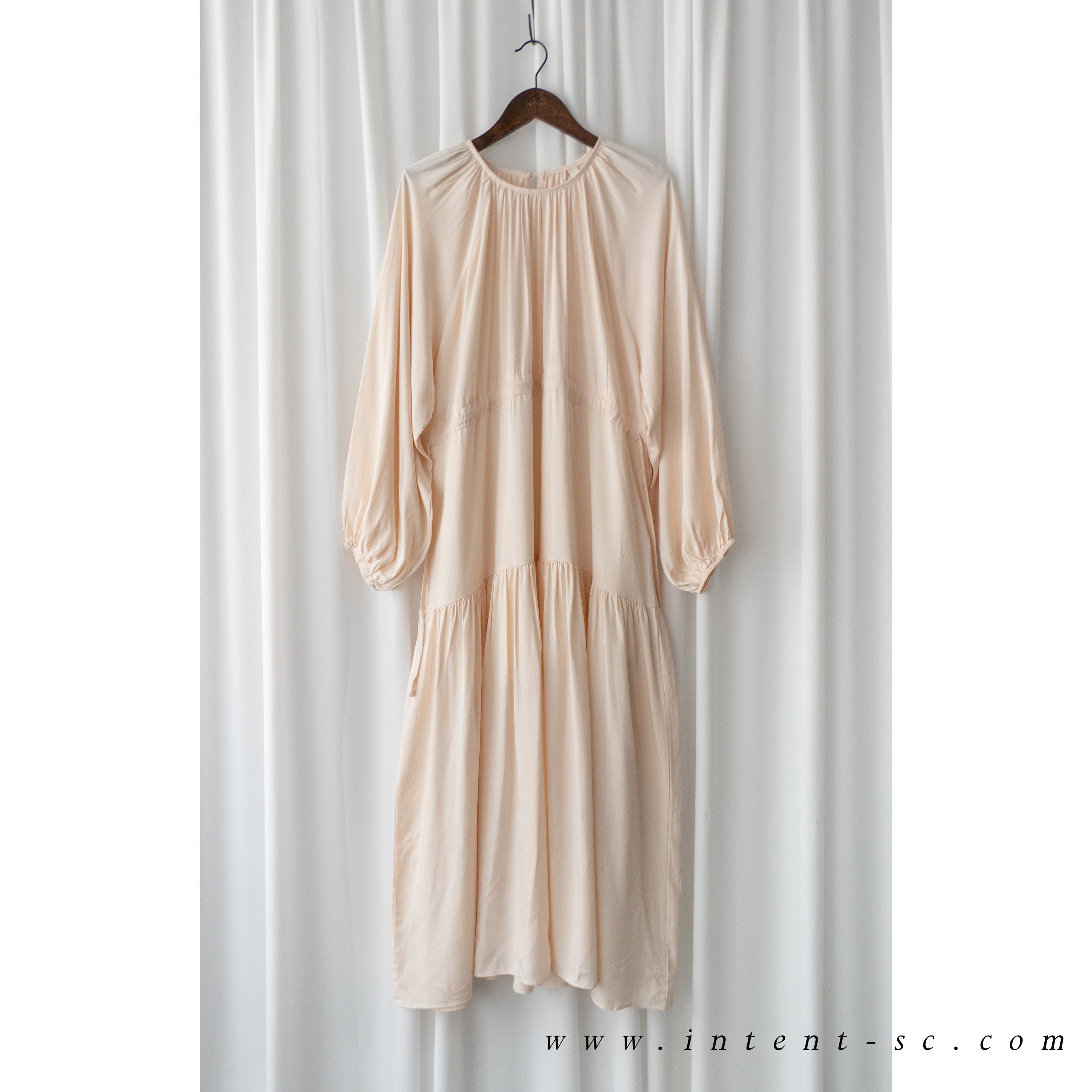 Flowing Beige 兩邊束腰皺圓領雙層傘形連身裙, Dress/ DS9188