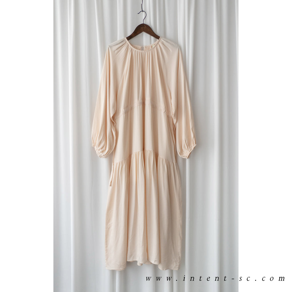 Flowing Beige 兩邊束腰皺圓領雙層傘形連身裙, Dress/ DS9188