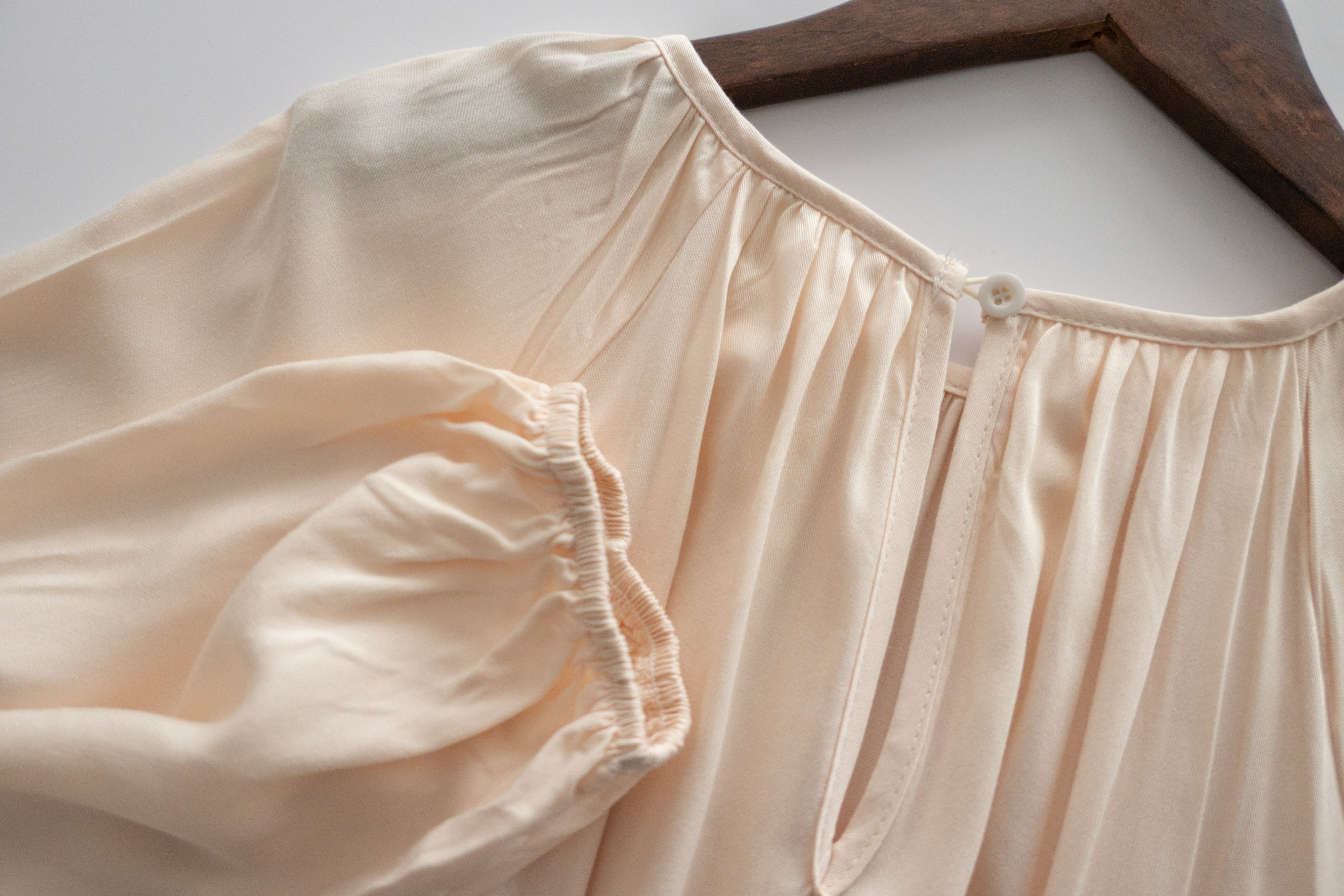 Flowing Beige 兩邊束腰皺圓領雙層傘形連身裙, Dress/ DS9188