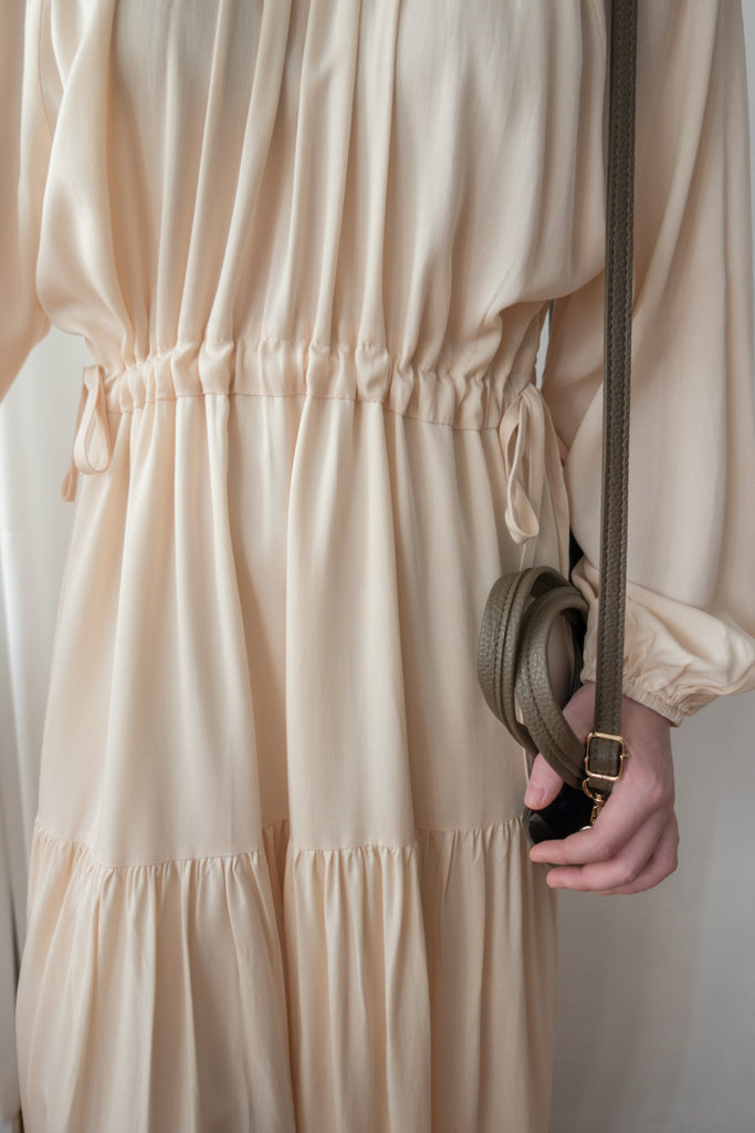 Flowing Beige 兩邊束腰皺圓領雙層傘形連身裙, Dress/ DS9188