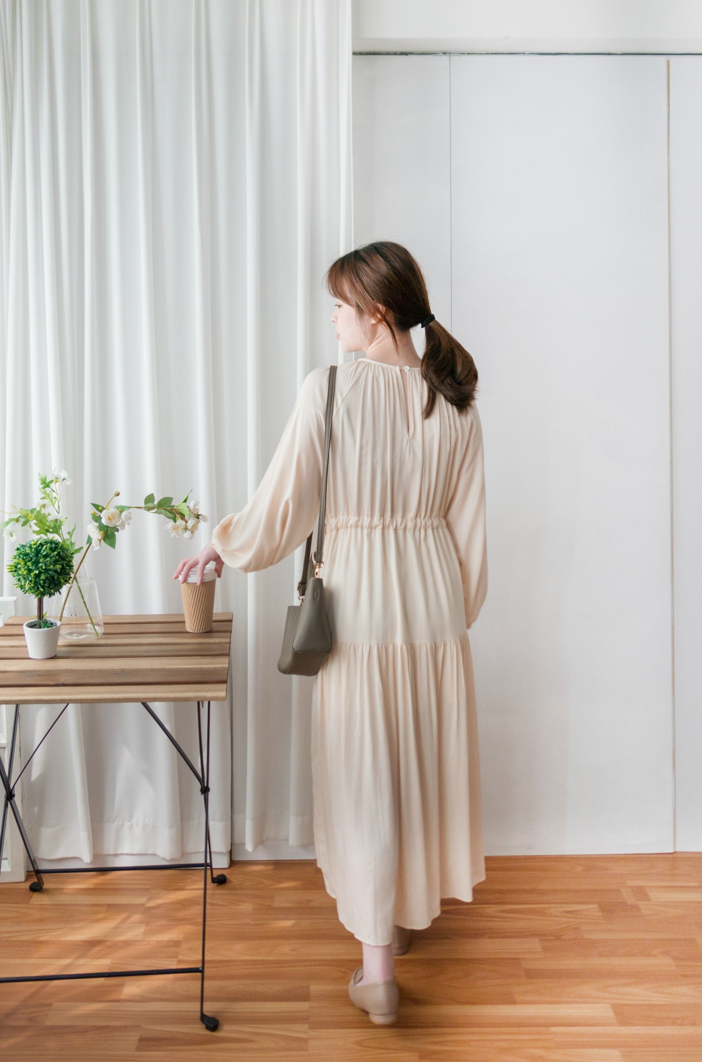 Flowing Beige 兩邊束腰皺圓領雙層傘形連身裙, Dress/ DS9188