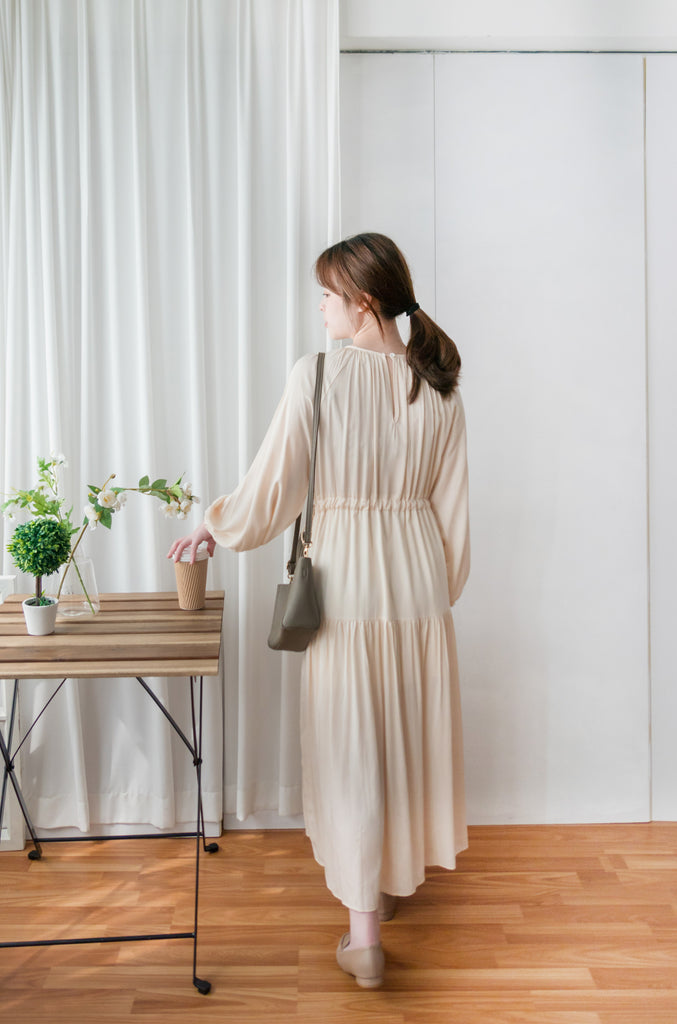 Flowing Beige 兩邊束腰皺圓領雙層傘形連身裙, Dress/ DS9188