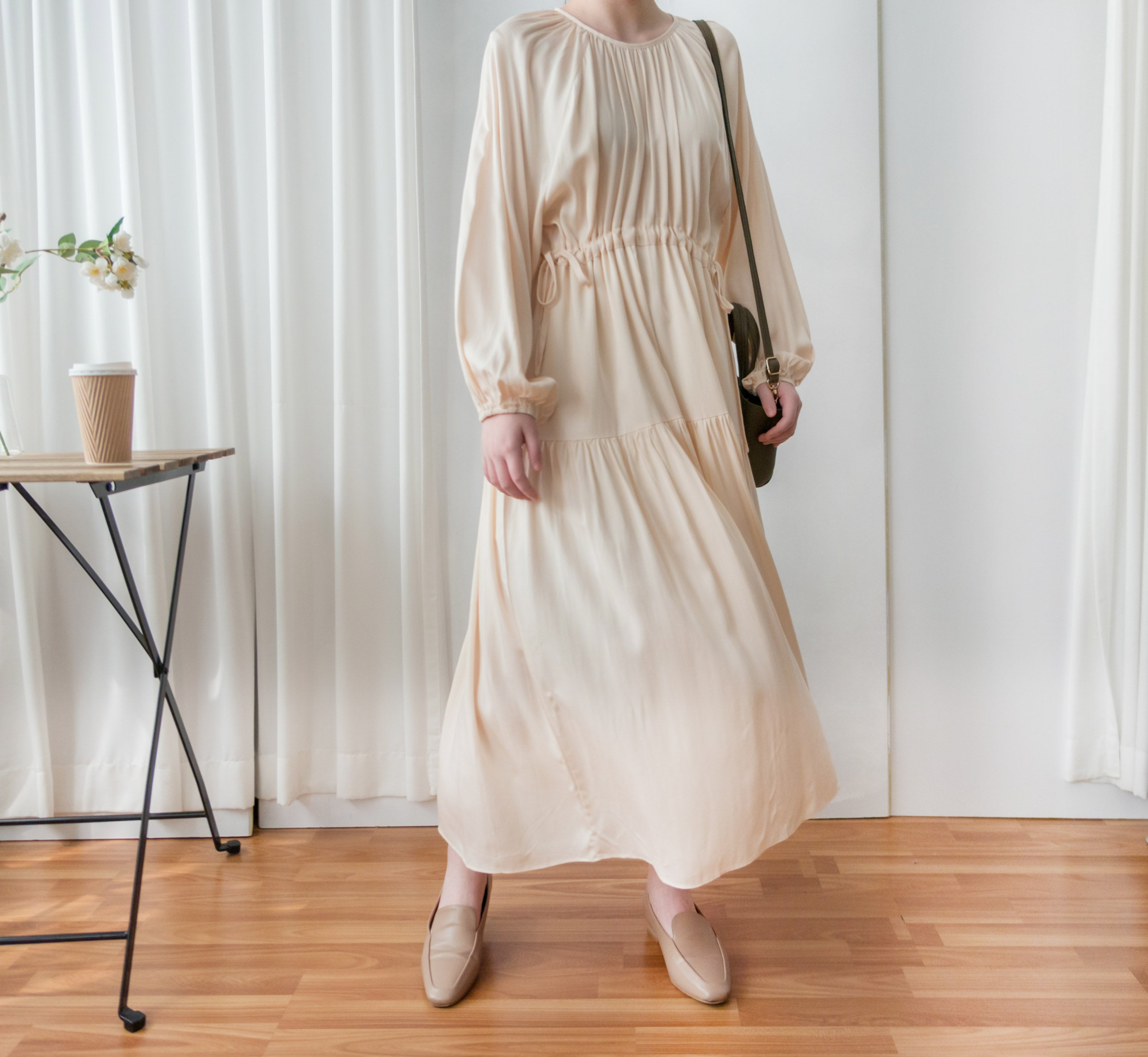 Flowing Beige 兩邊束腰皺圓領雙層傘形連身裙, Dress/ DS9188