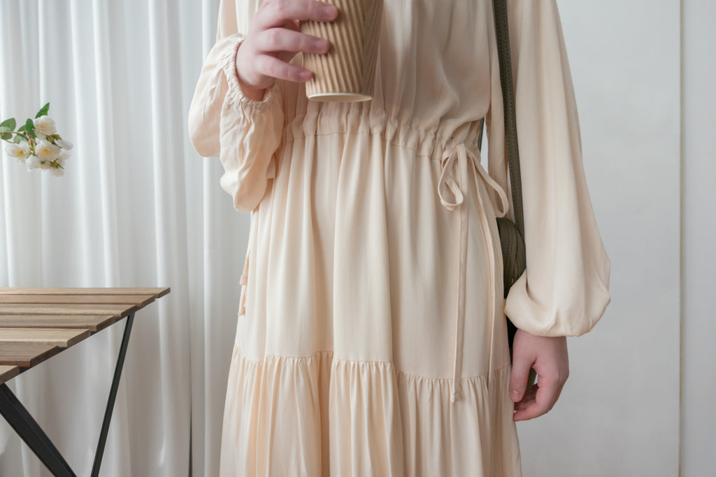 Flowing Beige 兩邊束腰皺圓領雙層傘形連身裙, Dress/ DS9188