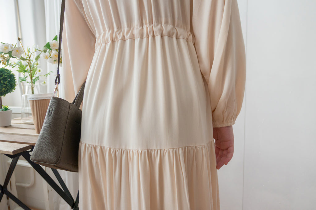 Flowing Beige 兩邊束腰皺圓領雙層傘形連身裙, Dress/ DS9188