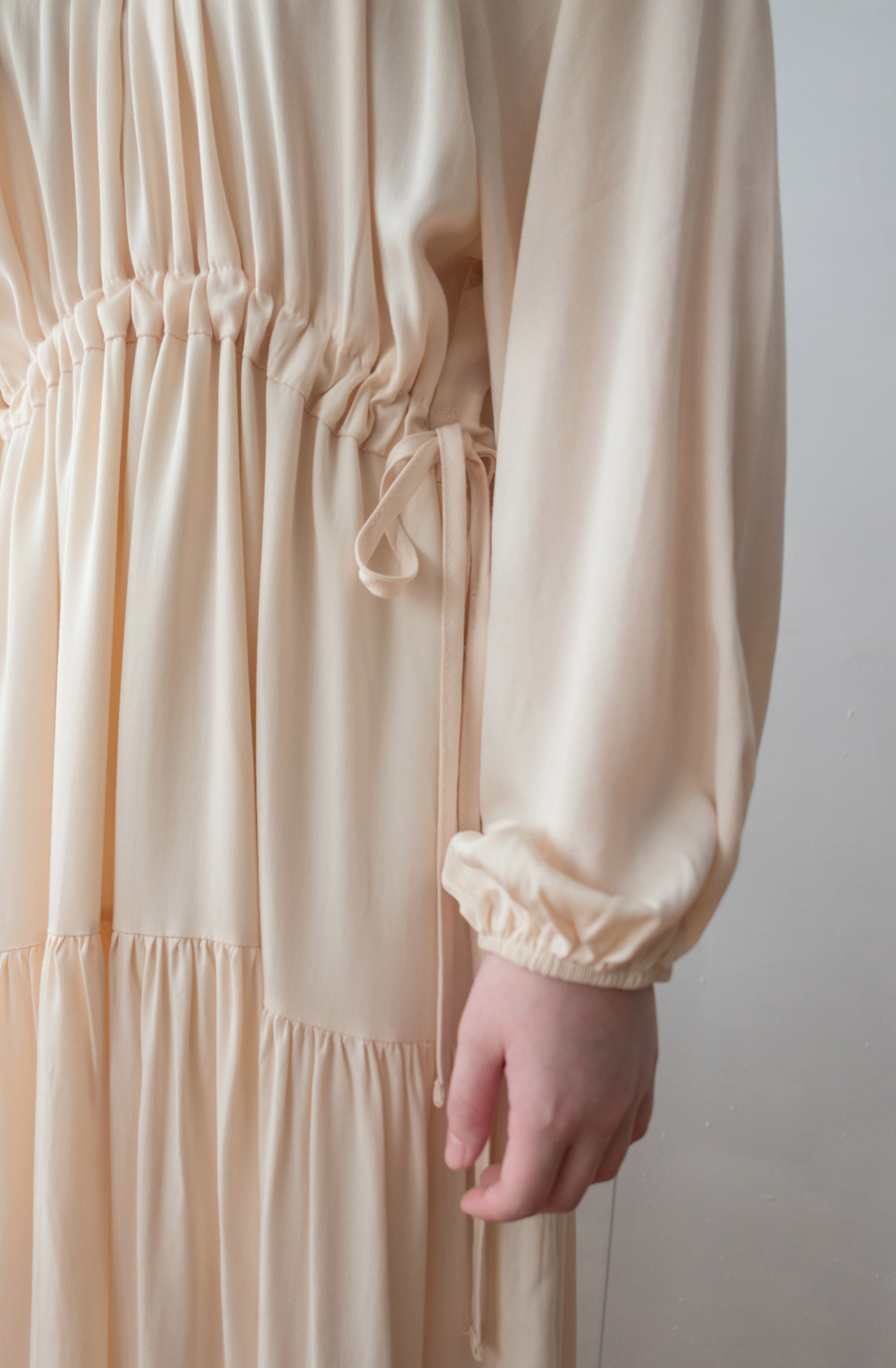 Flowing Beige 兩邊束腰皺圓領雙層傘形連身裙, Dress/ DS9188