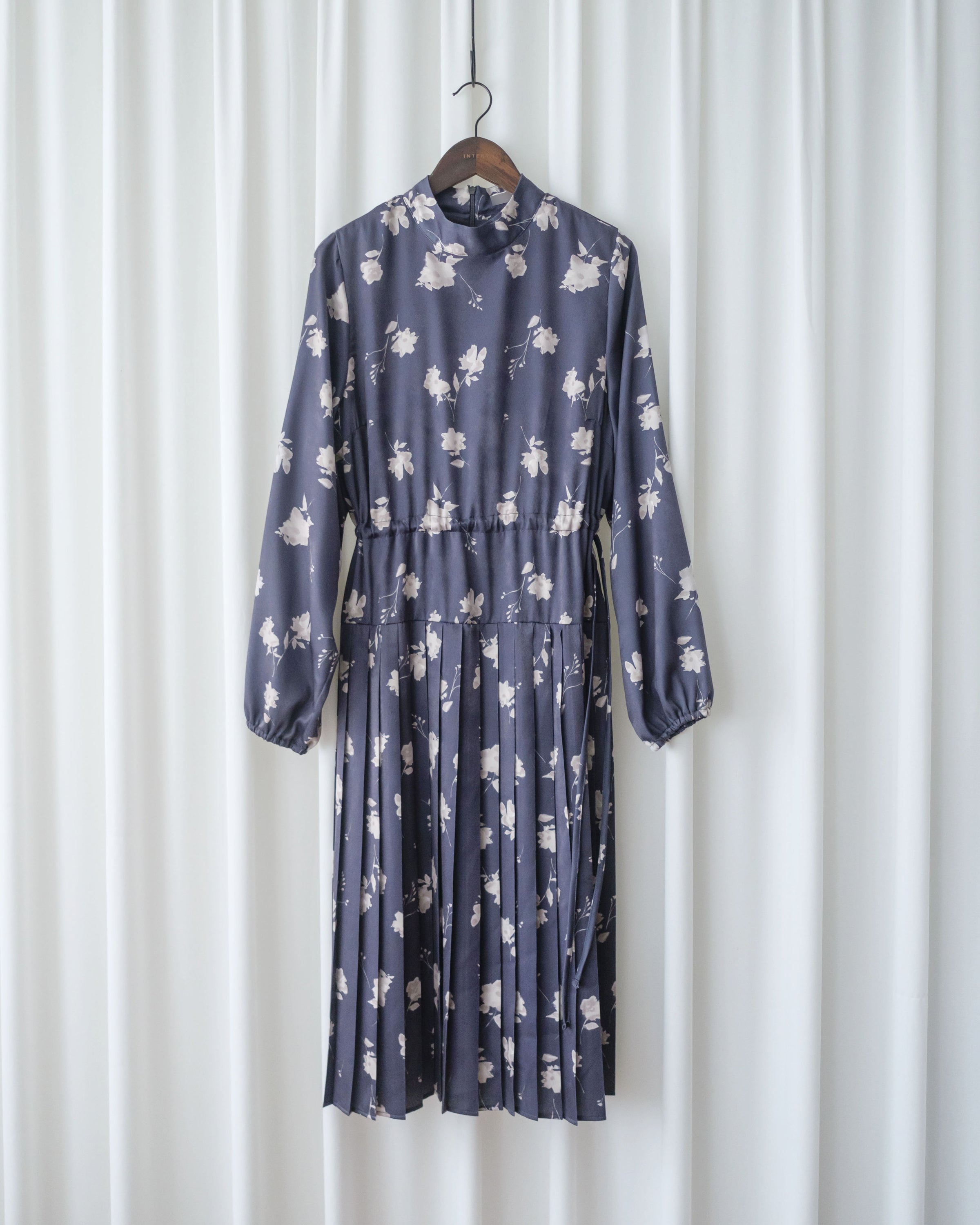 Misty Blue Floral Dress 霧藍白色花瓣舒適高雅連身裙/ DS1044