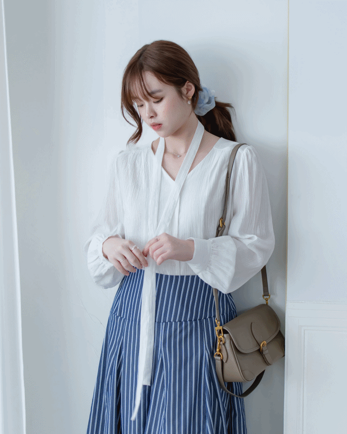 Cloud Touch Blouse 雲朵紋理輕薄v領襯衫/ BU9139