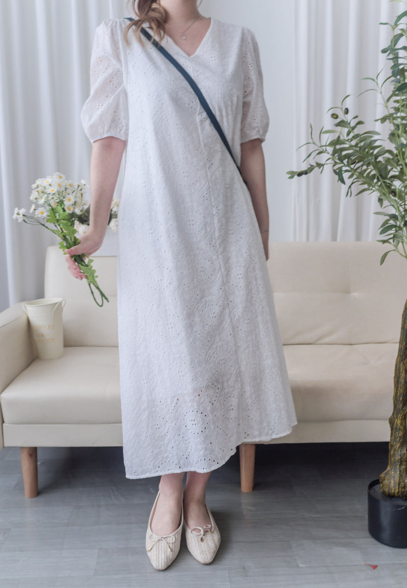 [限量現貨回歸 White］Embriodery Dress V領鏤空刺繡舒適連身裙/ DS9954
