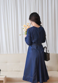 【現貨限量回歸 】（舒適輕巧牛仔棉）Flair Denim dress 中間開叉修飾線小方鈕V領牛仔裙/ DS9684
