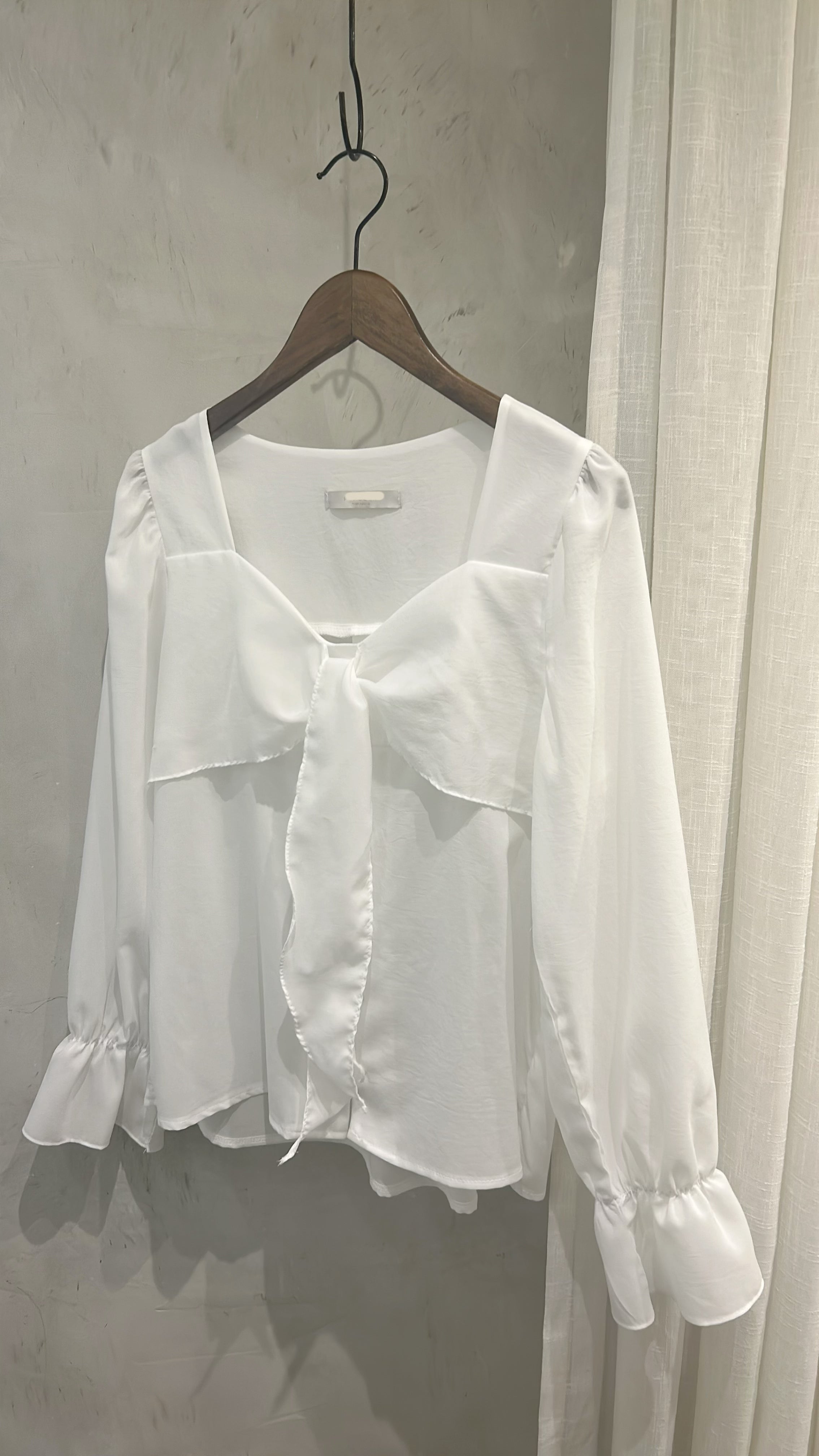 Ribbon 白恤衫蝴蝶領口橡筋手袖, Blouse/ BU9015
