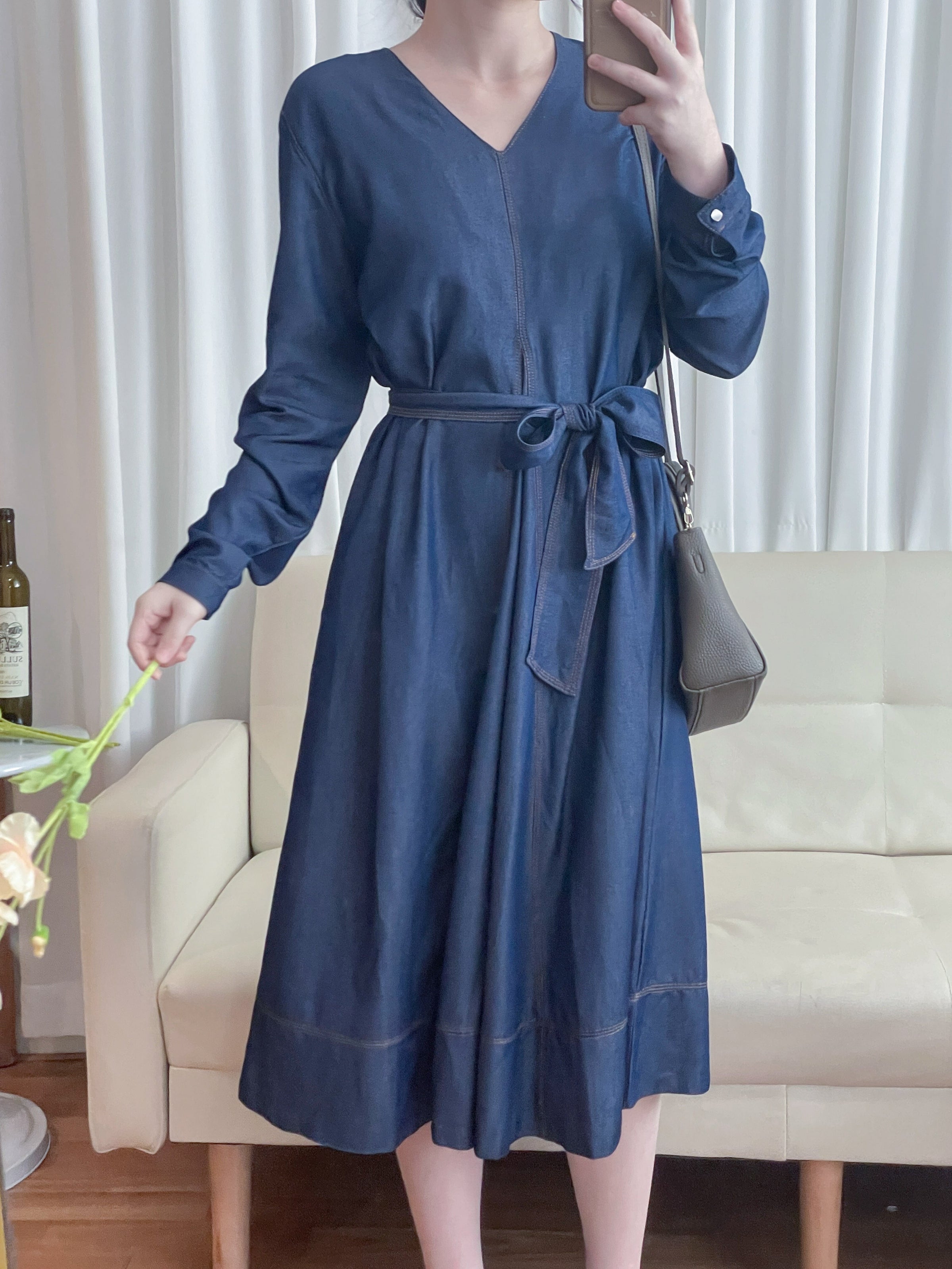 【現貨限量回歸 】（舒適輕巧牛仔棉）Flair Denim dress 中間開叉修飾線小方鈕V領牛仔裙/ DS9684
