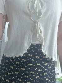 Onni, Blouse 韓系設計感翻領荷葉邊上衣/ BU9054 （cream soldout)