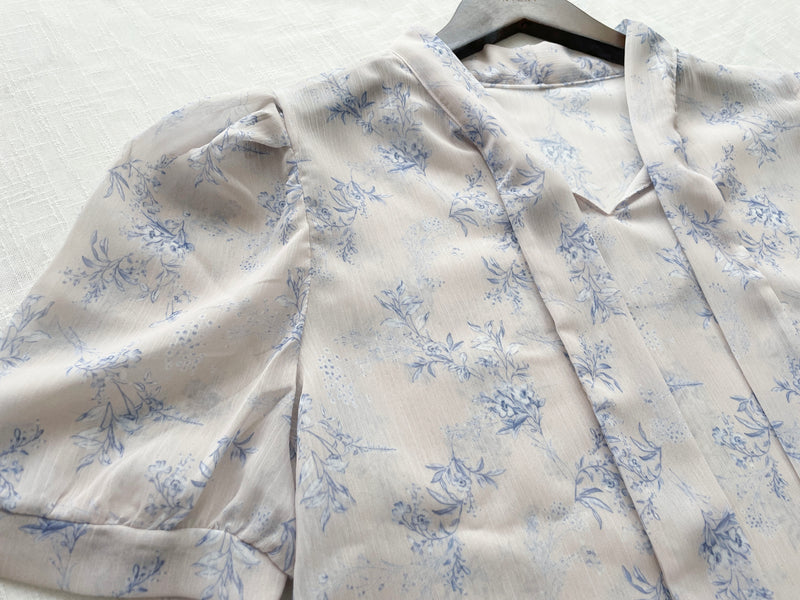 （浪漫氣質款) Blossom Blouse 淡粉色青瓷花線條上衣/ BU9061
