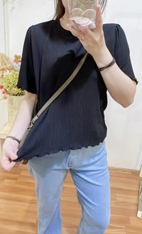 !黑色𝕃𝕚𝕞𝕚𝕥𝕖𝕕 ℝ𝕖𝕤𝕥𝕠𝕔𝕜！(百搭TOP）Wave, Top 防皺彈性暗格紋木耳邊合身上衣/ TP9058