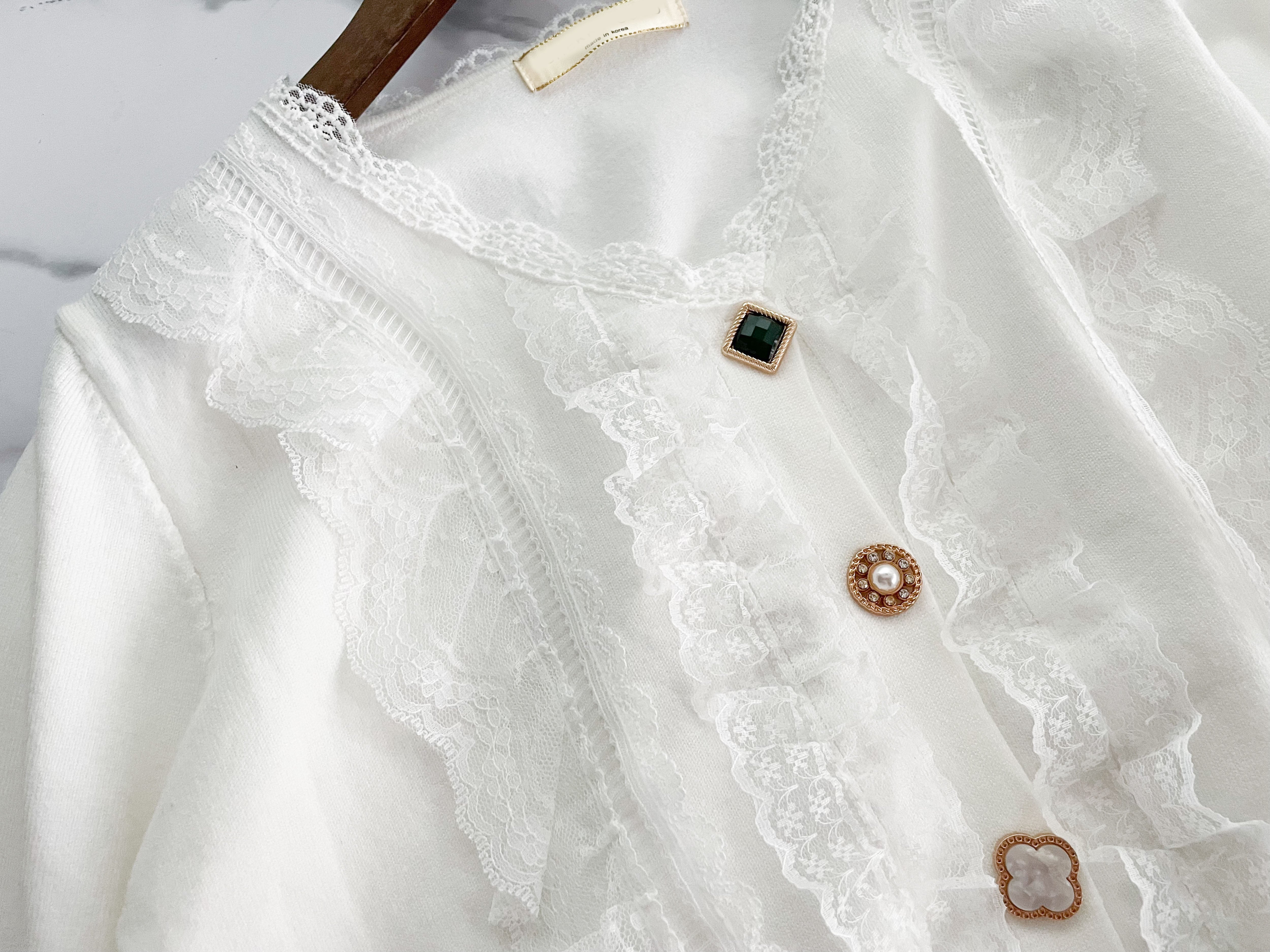 Marble Button 彈性蕾絲領口精緻鈕扣外套或上衣, Top or Blouse/ TP8943 (white sold out)