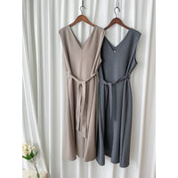 [限量現貨回歸]  Vest Belt Dress 防皺V領中間修飾線修腰背心裙/ DS9665