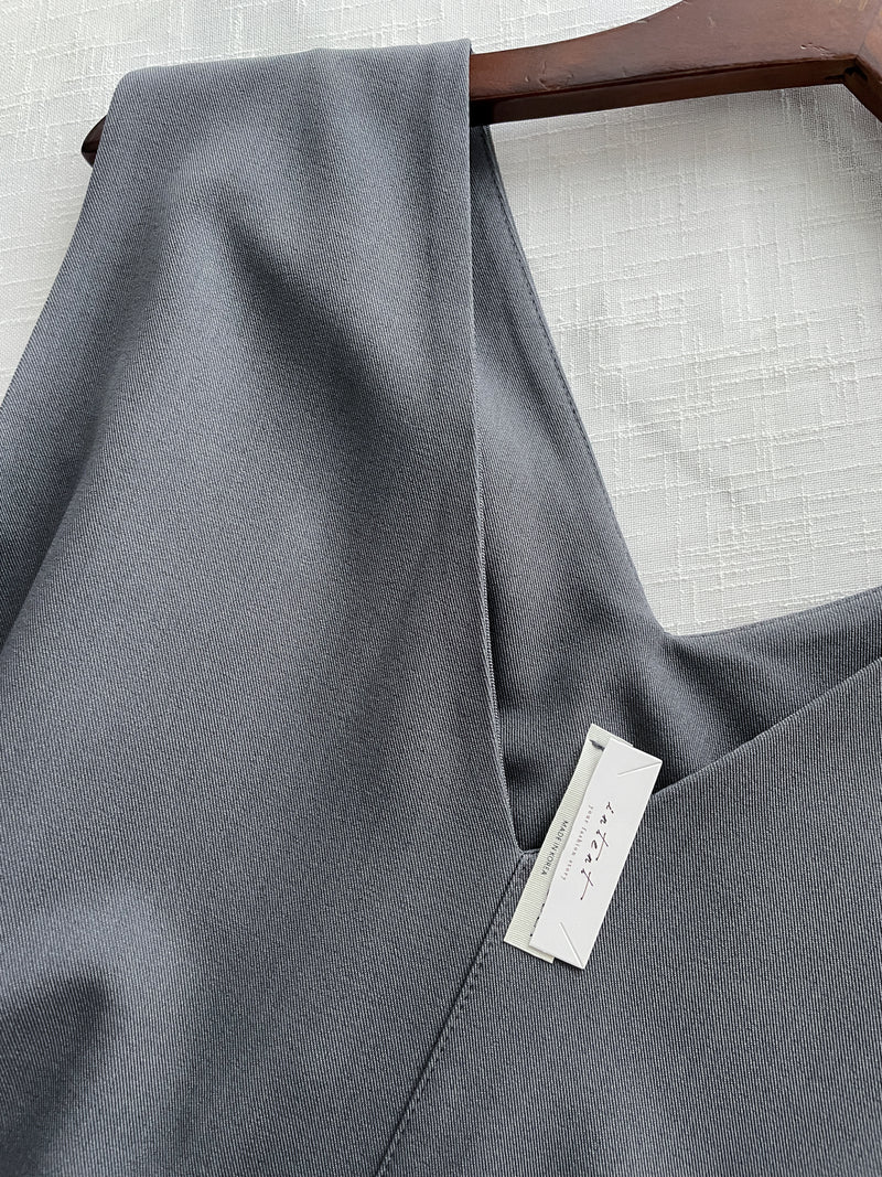 [限量現貨回歸]  Vest Belt Dress 防皺V領中間修飾線修腰背心裙/ DS9665