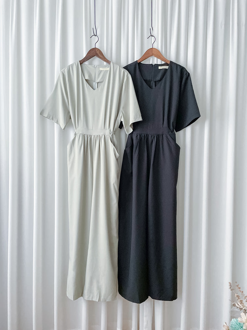 V Collar Jumpsuit V領簡約腰間車摺修腰連身褲/ DS9877