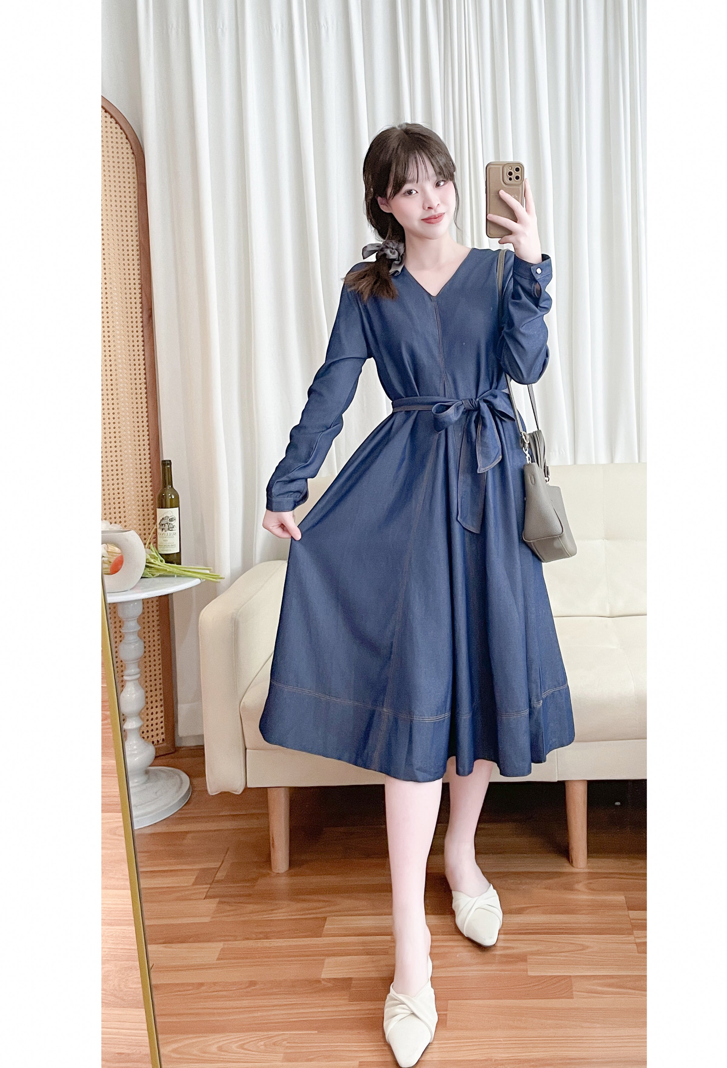 【現貨限量回歸 】（舒適輕巧牛仔棉）Flair Denim dress 中間開叉修飾線小方鈕V領牛仔裙/ DS9684