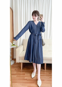 【現貨限量回歸 】（舒適輕巧牛仔棉）Flair Denim dress 中間開叉修飾線小方鈕V領牛仔裙/ DS9684