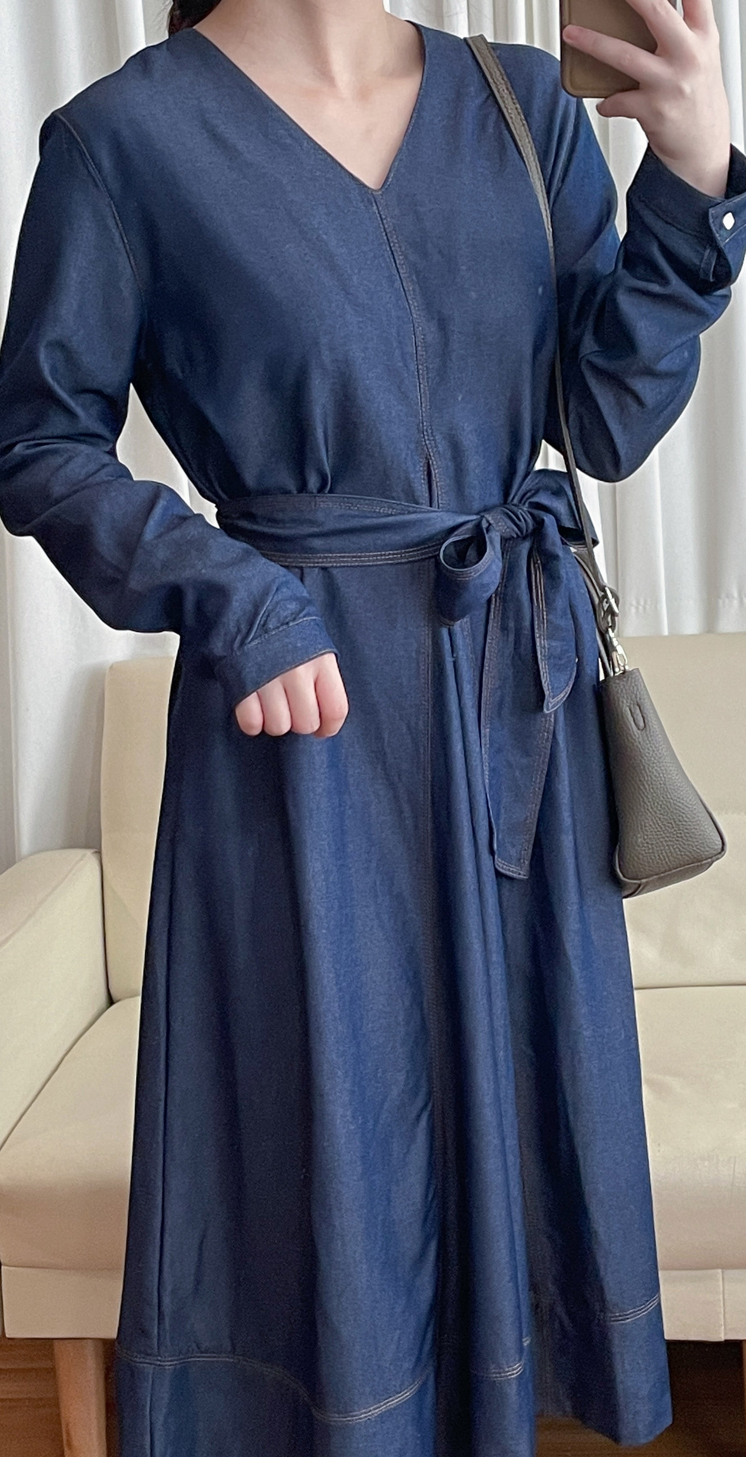 【現貨限量回歸 】（舒適輕巧牛仔棉）Flair Denim dress 中間開叉修飾線小方鈕V領牛仔裙/ DS9684