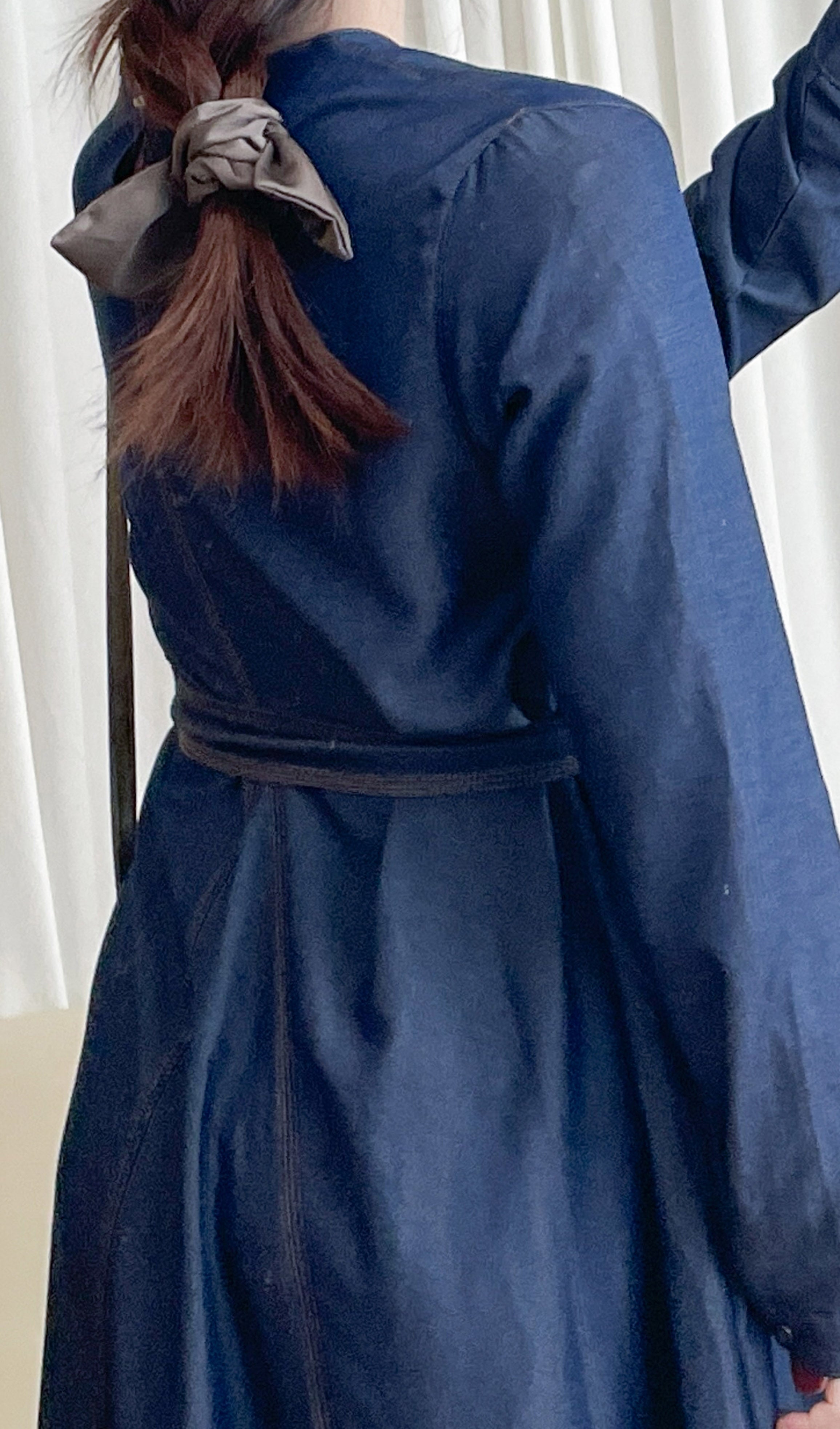 【現貨限量回歸 】（舒適輕巧牛仔棉）Flair Denim dress 中間開叉修飾線小方鈕V領牛仔裙/ DS9684