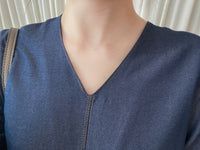 【現貨限量回歸 】（舒適輕巧牛仔棉）Flair Denim dress 中間開叉修飾線小方鈕V領牛仔裙/ DS9684