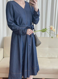 【現貨限量回歸 】（舒適輕巧牛仔棉）Flair Denim dress 中間開叉修飾線小方鈕V領牛仔裙/ DS9684