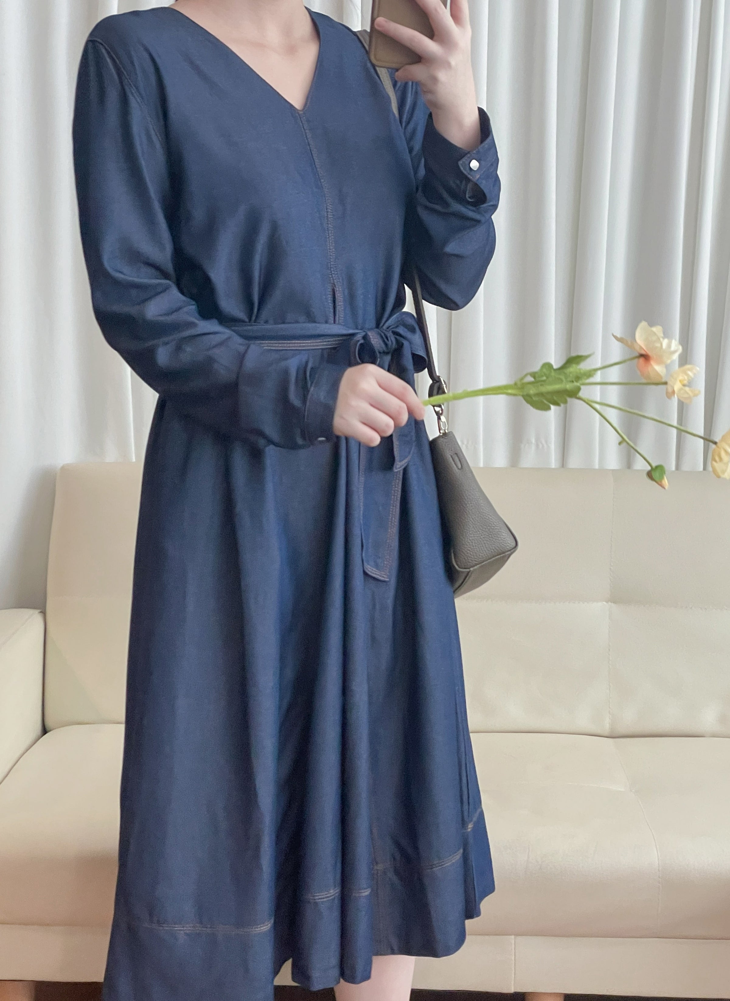 【現貨限量回歸 】（舒適輕巧牛仔棉）Flair Denim dress 中間開叉修飾線小方鈕V領牛仔裙/ DS9684