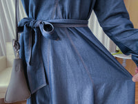 【現貨限量回歸 】（舒適輕巧牛仔棉）Flair Denim dress 中間開叉修飾線小方鈕V領牛仔裙/ DS9684