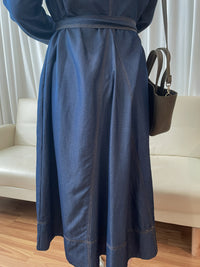 【現貨限量回歸 】（舒適輕巧牛仔棉）Flair Denim dress 中間開叉修飾線小方鈕V領牛仔裙/ DS9684