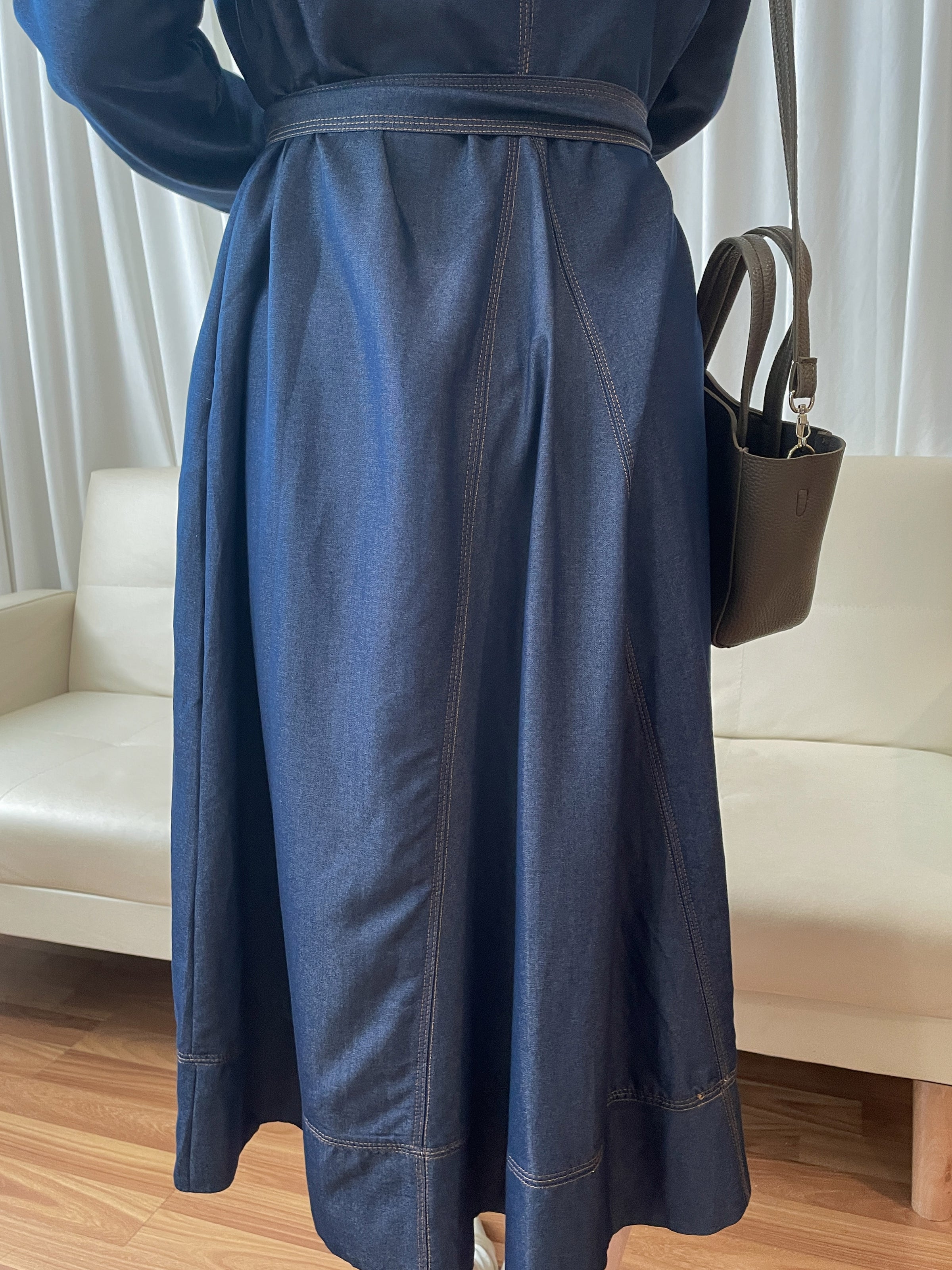 【現貨限量回歸 】（舒適輕巧牛仔棉）Flair Denim dress 中間開叉修飾線小方鈕V領牛仔裙/ DS9684