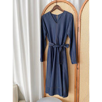 【現貨限量回歸 】（舒適輕巧牛仔棉）Flair Denim dress 中間開叉修飾線小方鈕V領牛仔裙/ DS9684