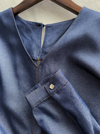 【現貨限量回歸 】（舒適輕巧牛仔棉）Flair Denim dress 中間開叉修飾線小方鈕V領牛仔裙/ DS9684