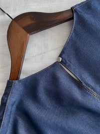 【現貨限量回歸 】（舒適輕巧牛仔棉）Flair Denim dress 中間開叉修飾線小方鈕V領牛仔裙/ DS9684