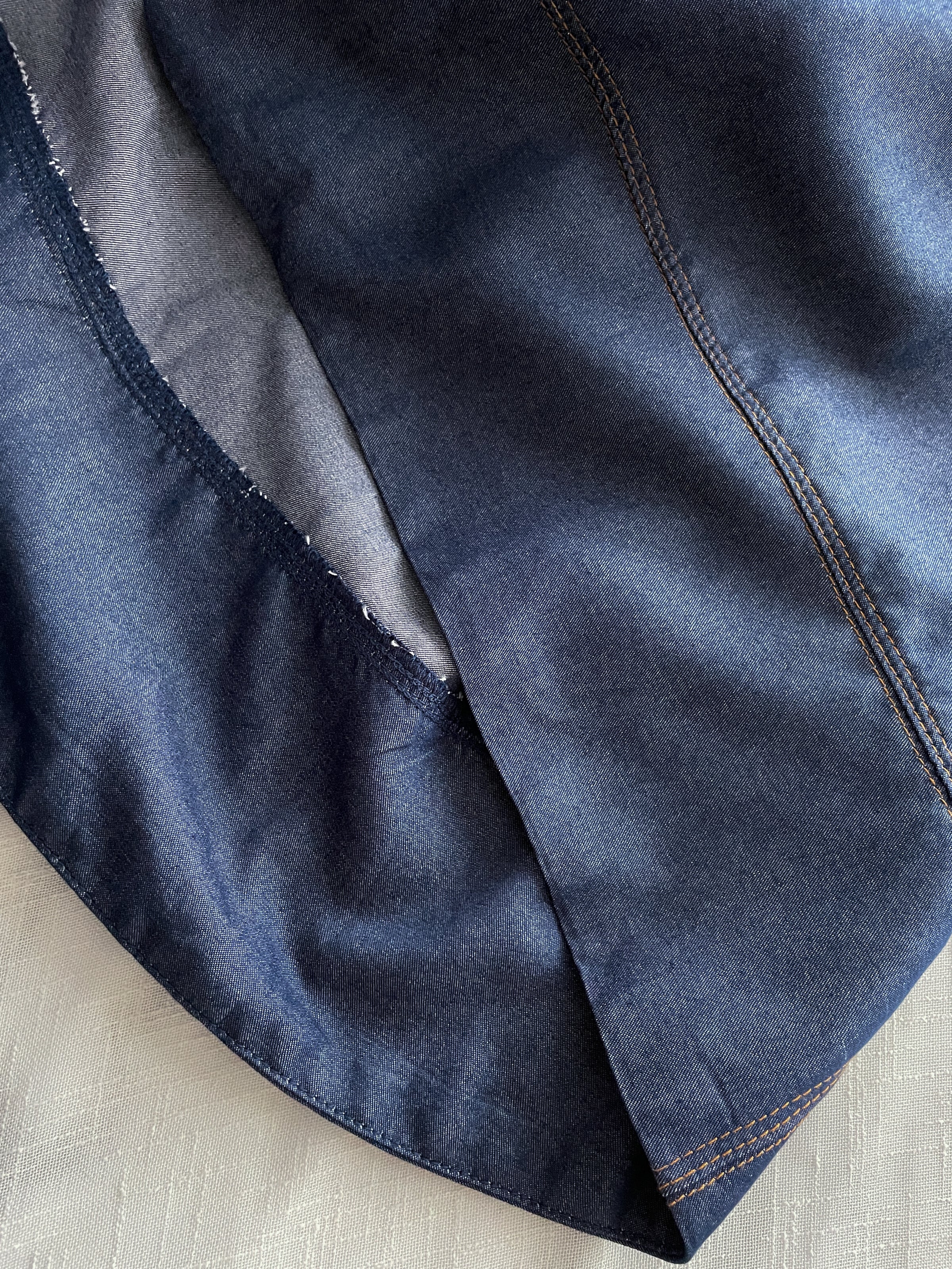 【現貨限量回歸 】（舒適輕巧牛仔棉）Flair Denim dress 中間開叉修飾線小方鈕V領牛仔裙/ DS9684