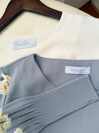 【現貨限量回歸 GreyishBlue/White】Pleated Sleeve 簡約雪紡漸細百褶手袖, Blouse/ BU8856